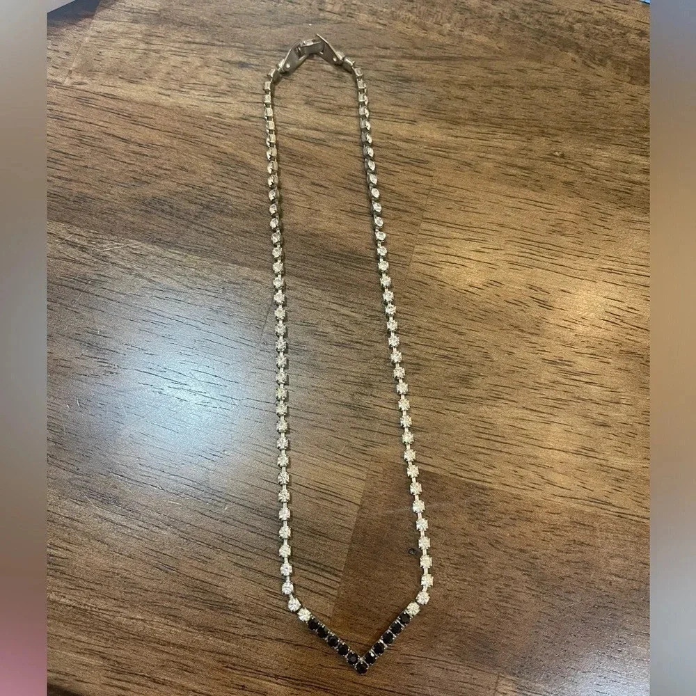 Vintage Silver Tone Black White Rhinestone V Shape Necklace 16” Diamanté - Picture 4 of 9